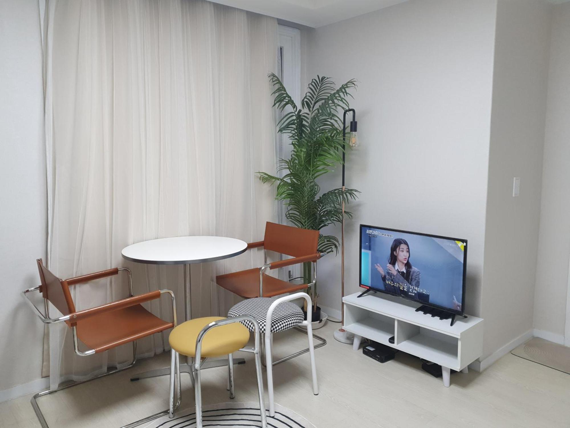 New Open Sale Haebangchon Itaewon Myeongdong Hongdae Insadong Gyeongbokgung Palace Villa Seul